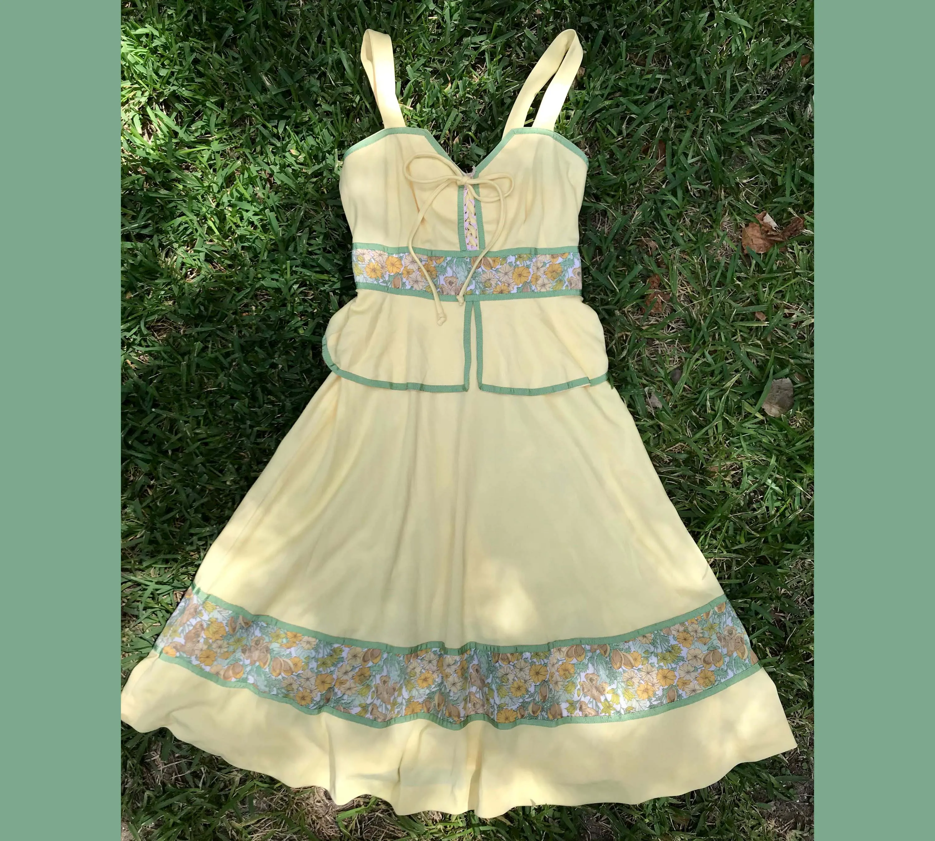 Vintage 1970s | Yellow Lace Up Prairie Floral BohoHippie Empire Sun Dress | XS