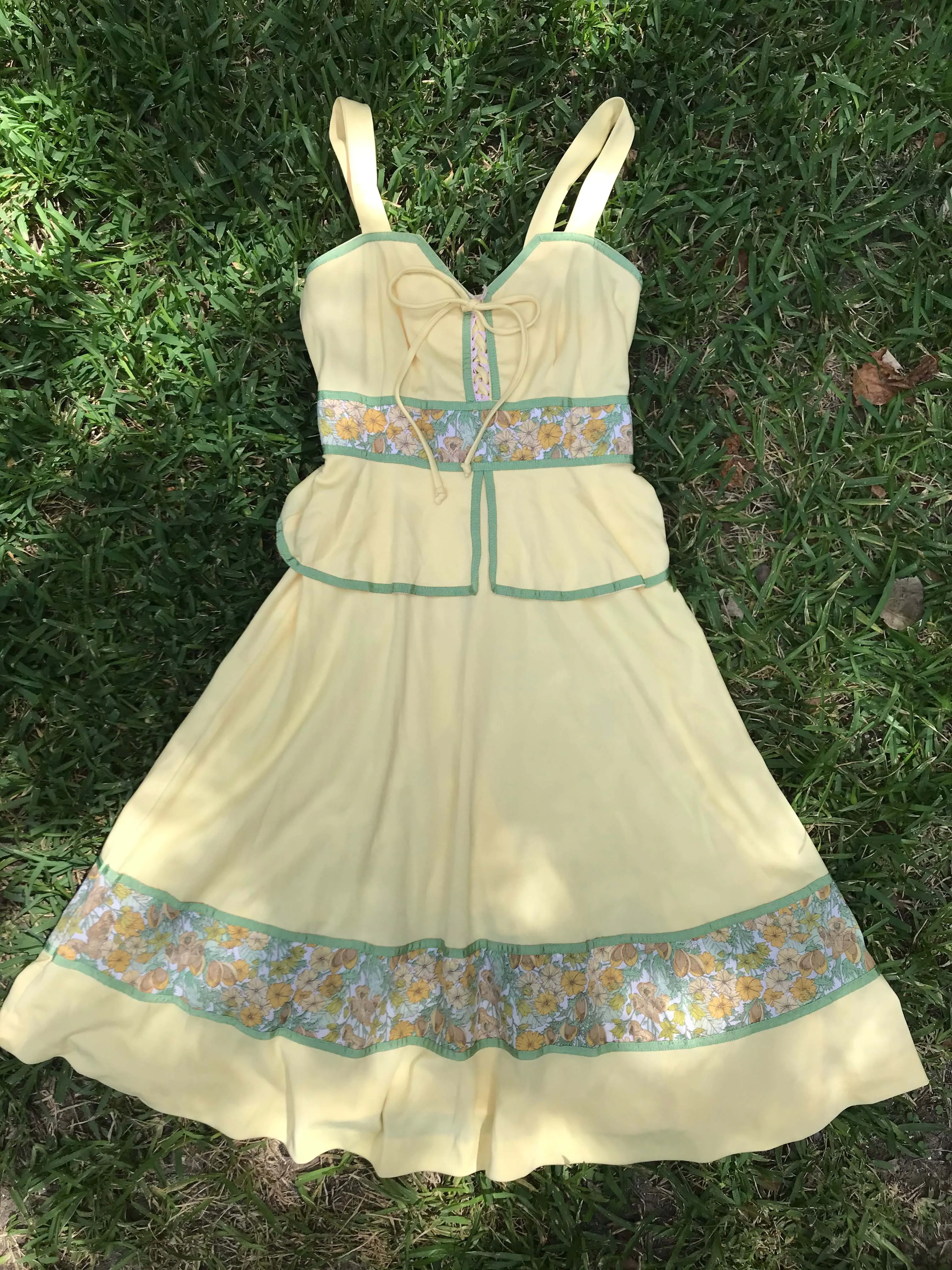 Vintage 1970s | Yellow Lace Up Prairie Floral BohoHippie Empire Sun Dress | XS